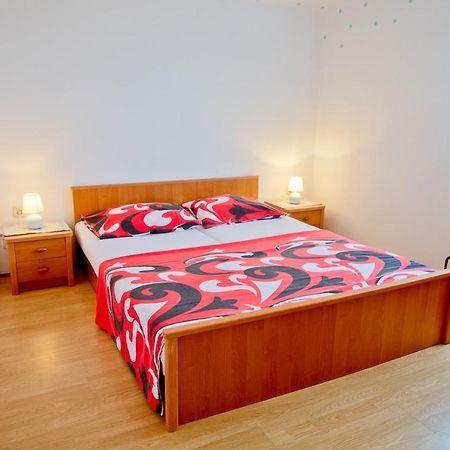 Apartmans Dina And Hana Radeki Polje 50 Lägenhet Loborika Exteriör bild