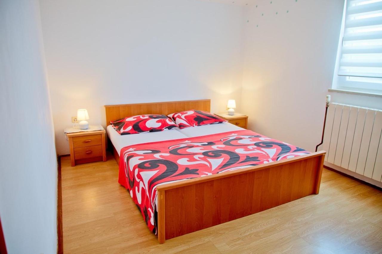 Apartmans Dina And Hana Radeki Polje 50 Lägenhet Loborika Exteriör bild