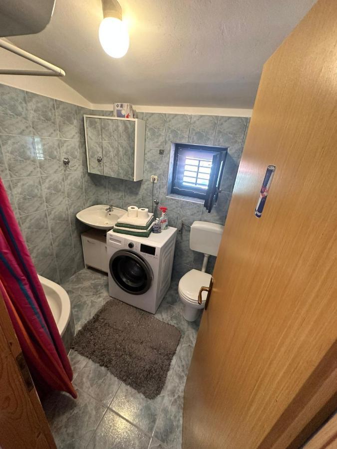 Apartmans Dina And Hana Radeki Polje 50 Lägenhet Loborika Exteriör bild