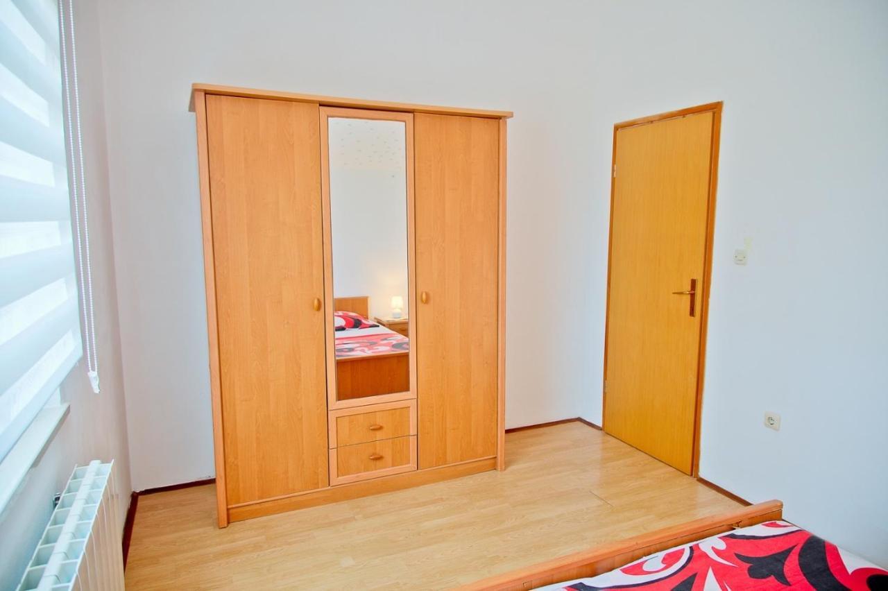 Apartmans Dina And Hana Radeki Polje 50 Lägenhet Loborika Exteriör bild
