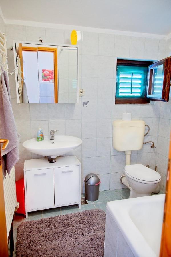 Apartmans Dina And Hana Radeki Polje 50 Lägenhet Loborika Exteriör bild