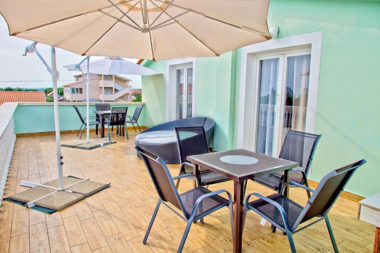 Apartmans Dina And Hana Radeki Polje 50 Lägenhet Loborika Exteriör bild