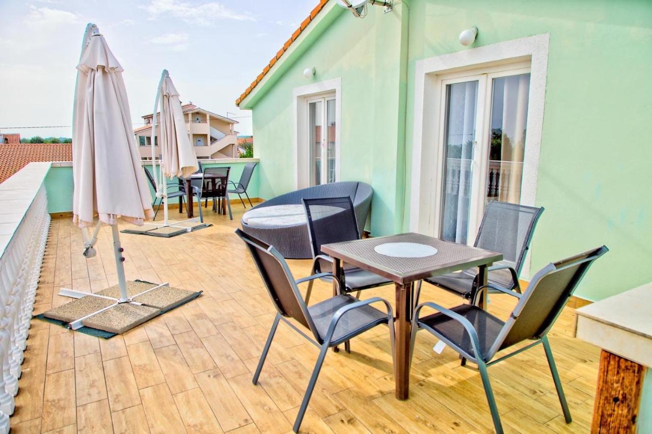 Apartmans Dina And Hana Radeki Polje 50 Lägenhet Loborika Exteriör bild