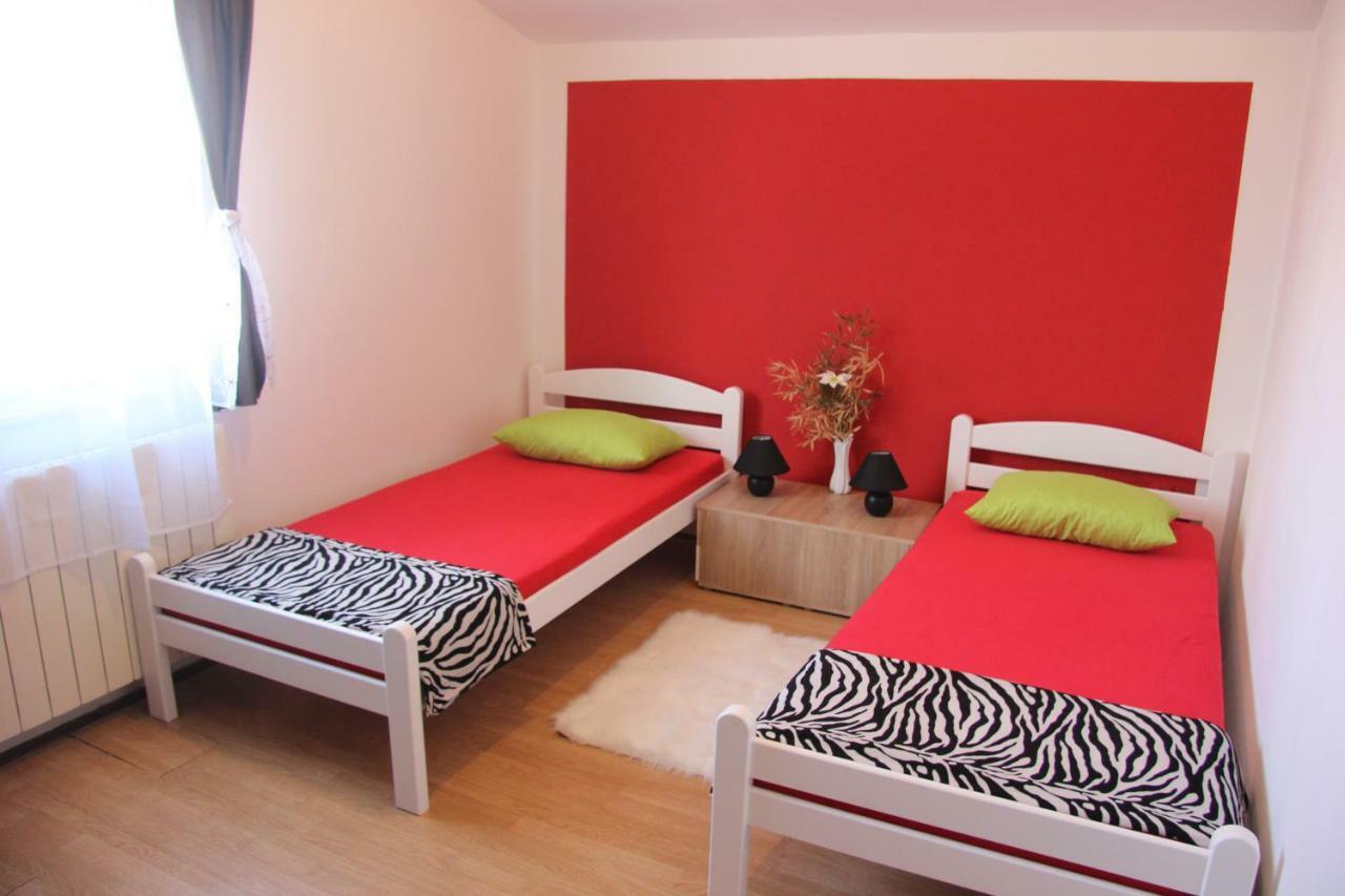 Apartmans Dina And Hana Radeki Polje 50 Lägenhet Loborika Exteriör bild