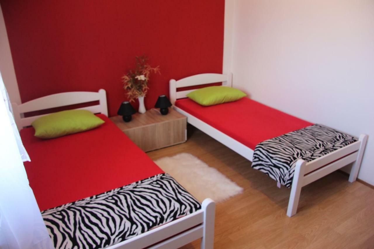Apartmans Dina And Hana Radeki Polje 50 Lägenhet Loborika Exteriör bild