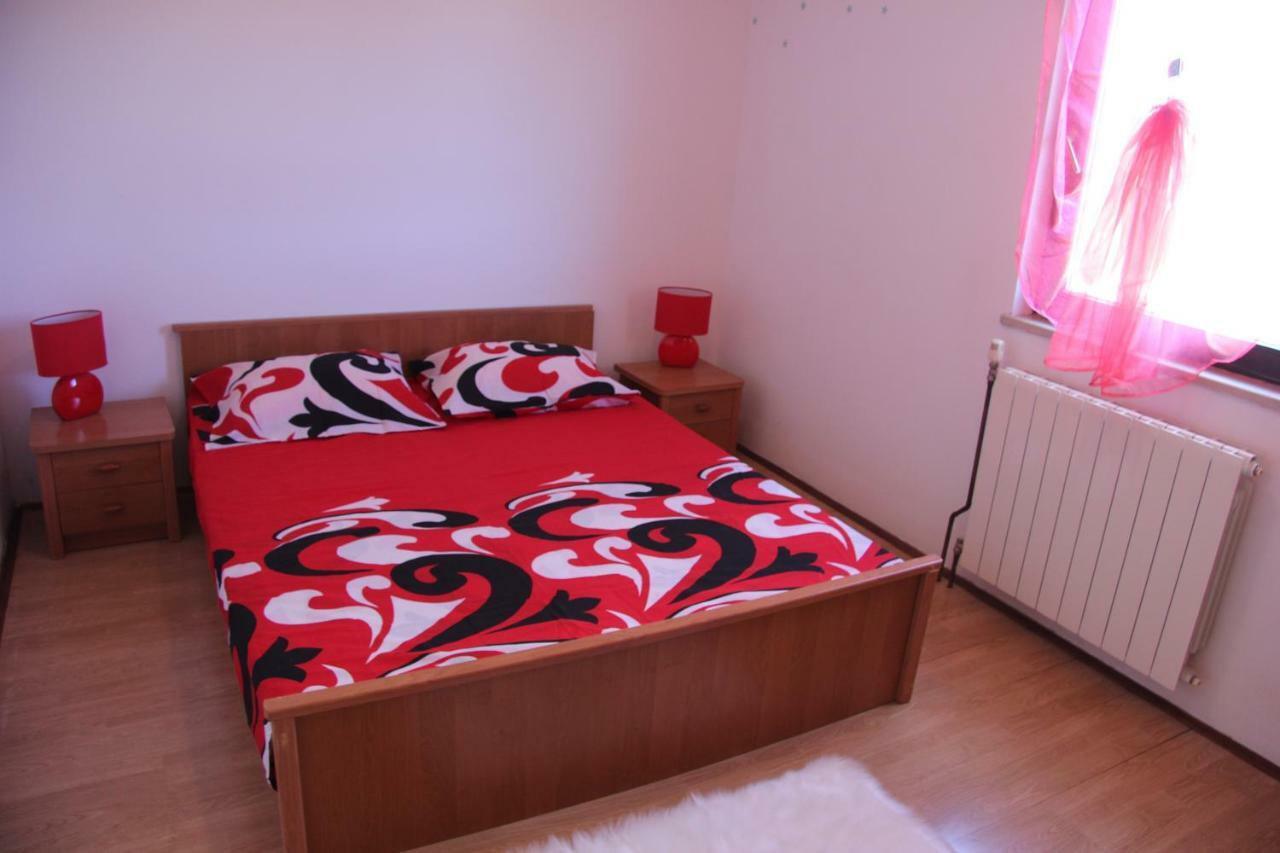 Apartmans Dina And Hana Radeki Polje 50 Lägenhet Loborika Exteriör bild
